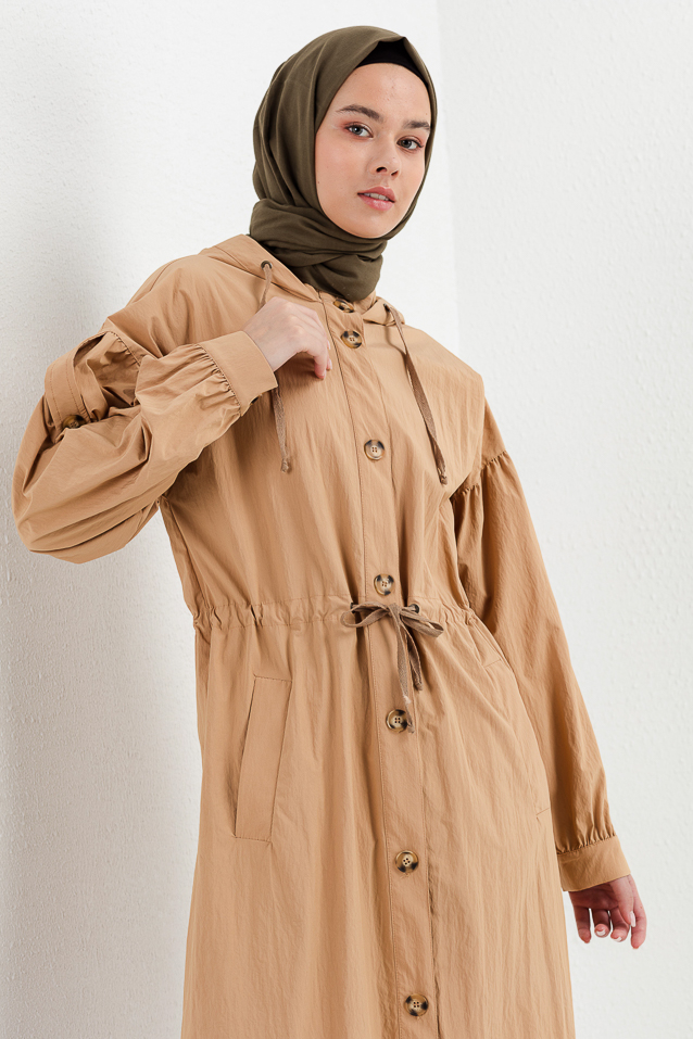NİHAN Trench Coat Nihan Düşük Kol Büzgü Detaylı Trençkot  Camel_modest