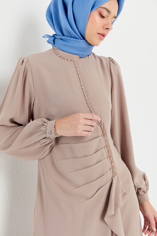 NİHAN Dress Nihan Taş İşlemeli Volan Detaylı Elbise  Vizon_modest
